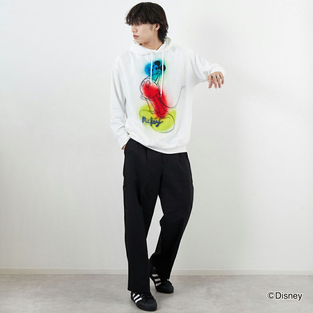 MAXSIX [マックスシックス] Disneyシリーズ SPRAY ART / MICKEY / フーディ [TR-069] WHITE &&モデル身長：179cm 着用サイズ：M&&