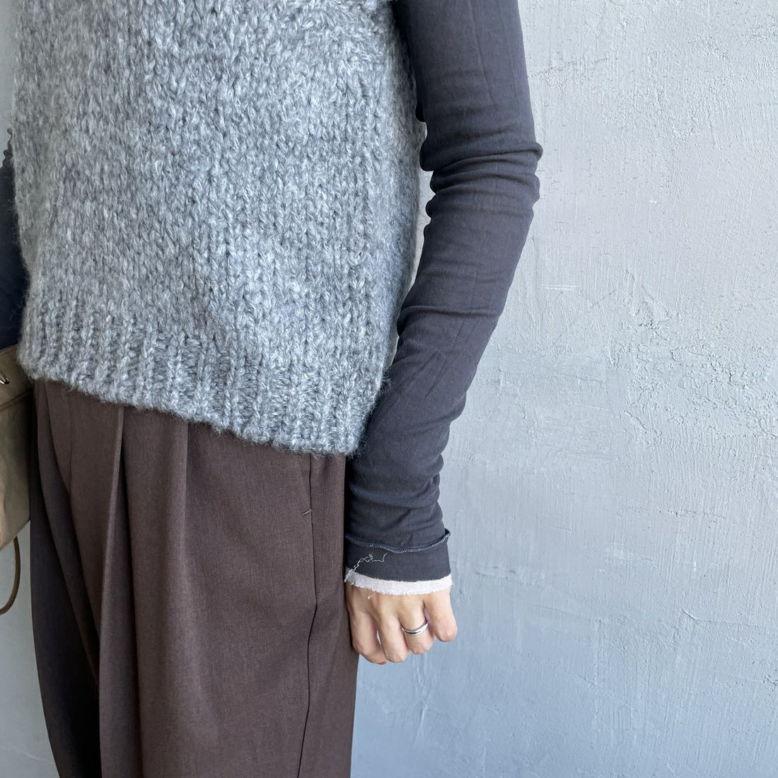 TRICOTS JEAN MARC [トリコット ジーン マルク] ニットベスト [SEVULLE] 202 GREY &&モデル身長：160cm 着用サイズ：F&&