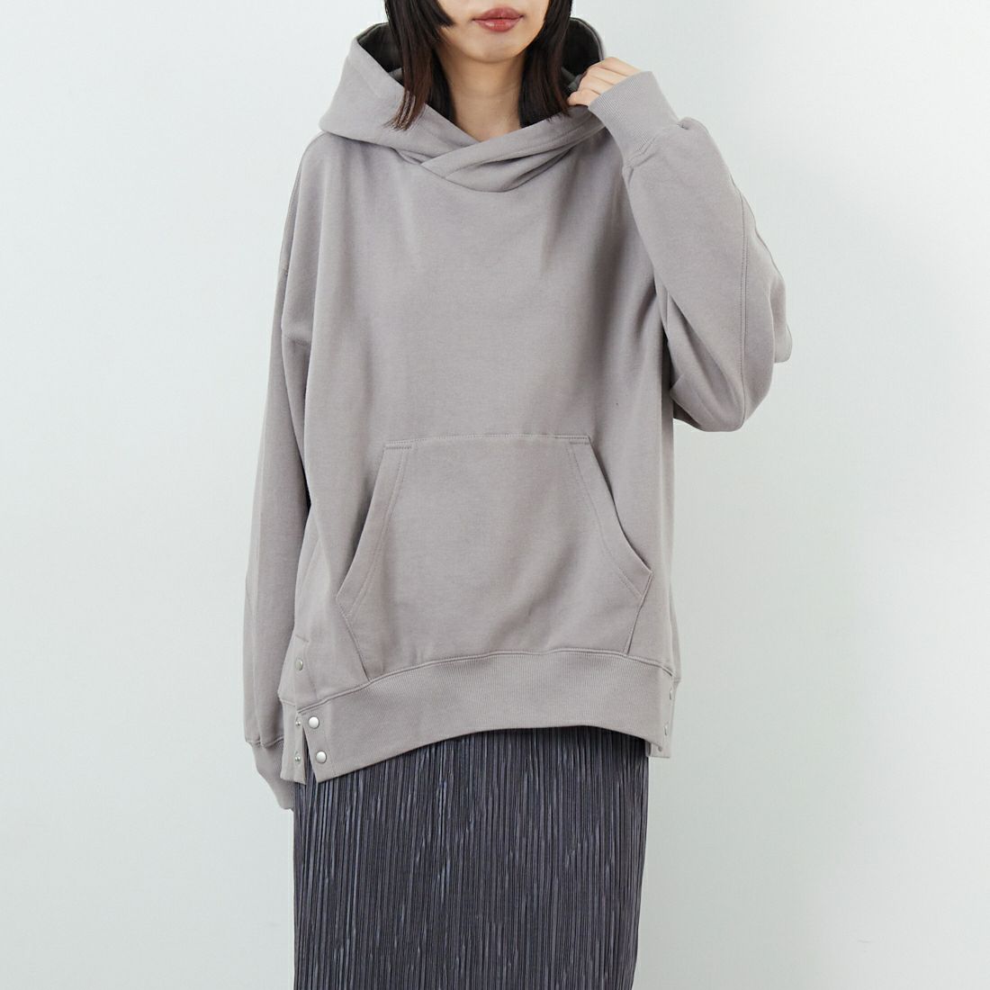 Kelen [ケレン] サイドドット釦フーディ LIG [LKL25FCS2005] GRAY &&モデル身長：162cm 着用サイズ：M&&