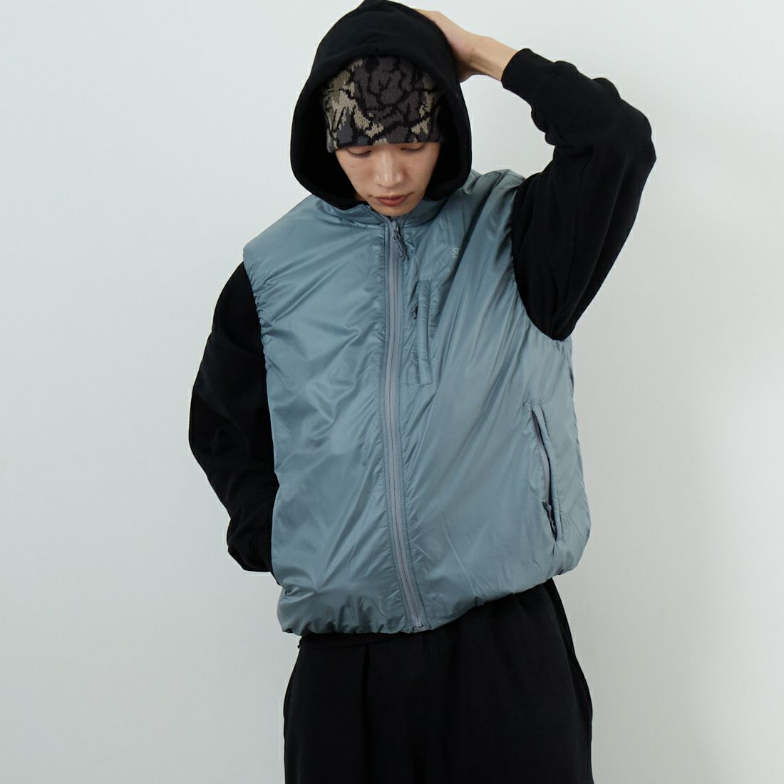 SEDAN ALL-PURPOSE [セダン オールパーパス] パッカブルパフベスト [SD25F-JK01] GREY &&モデル身長：179cm 着用サイズ：M&&