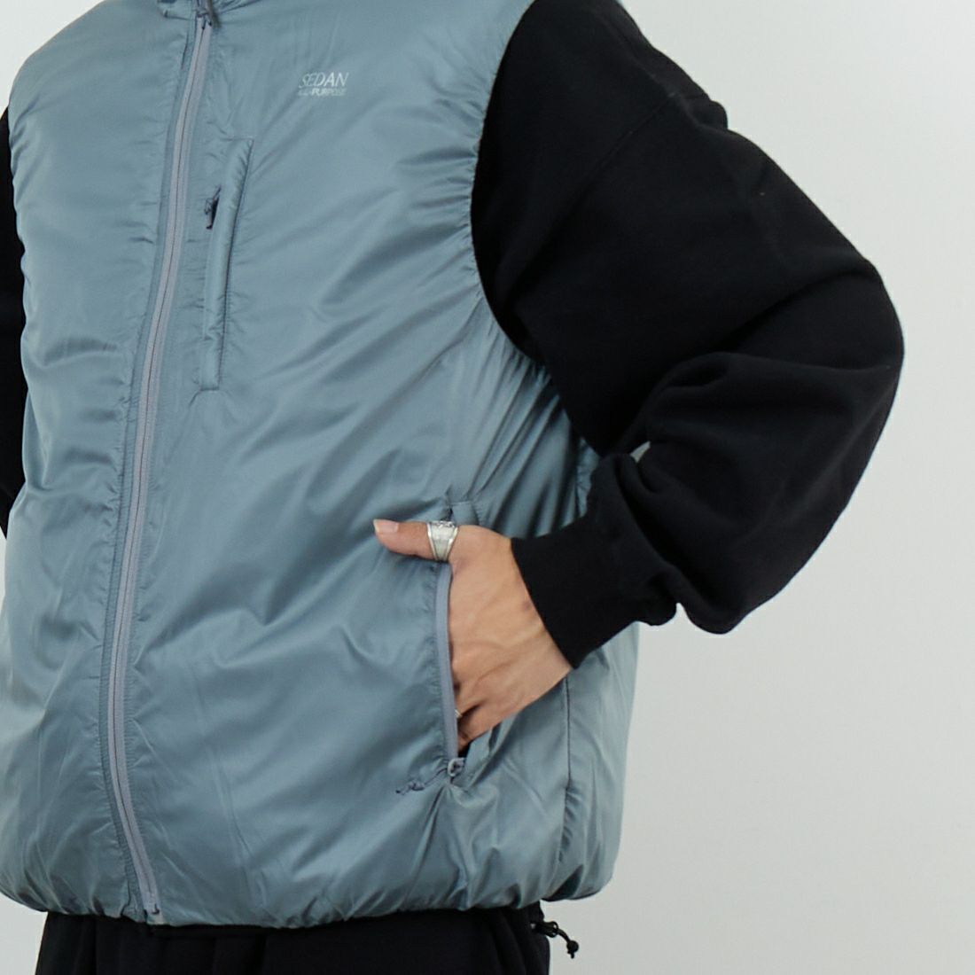 SEDAN ALL-PURPOSE [セダン オールパーパス] パッカブルパフベスト [SD25F-JK01] GREY &&モデル身長：179cm 着用サイズ：M&&