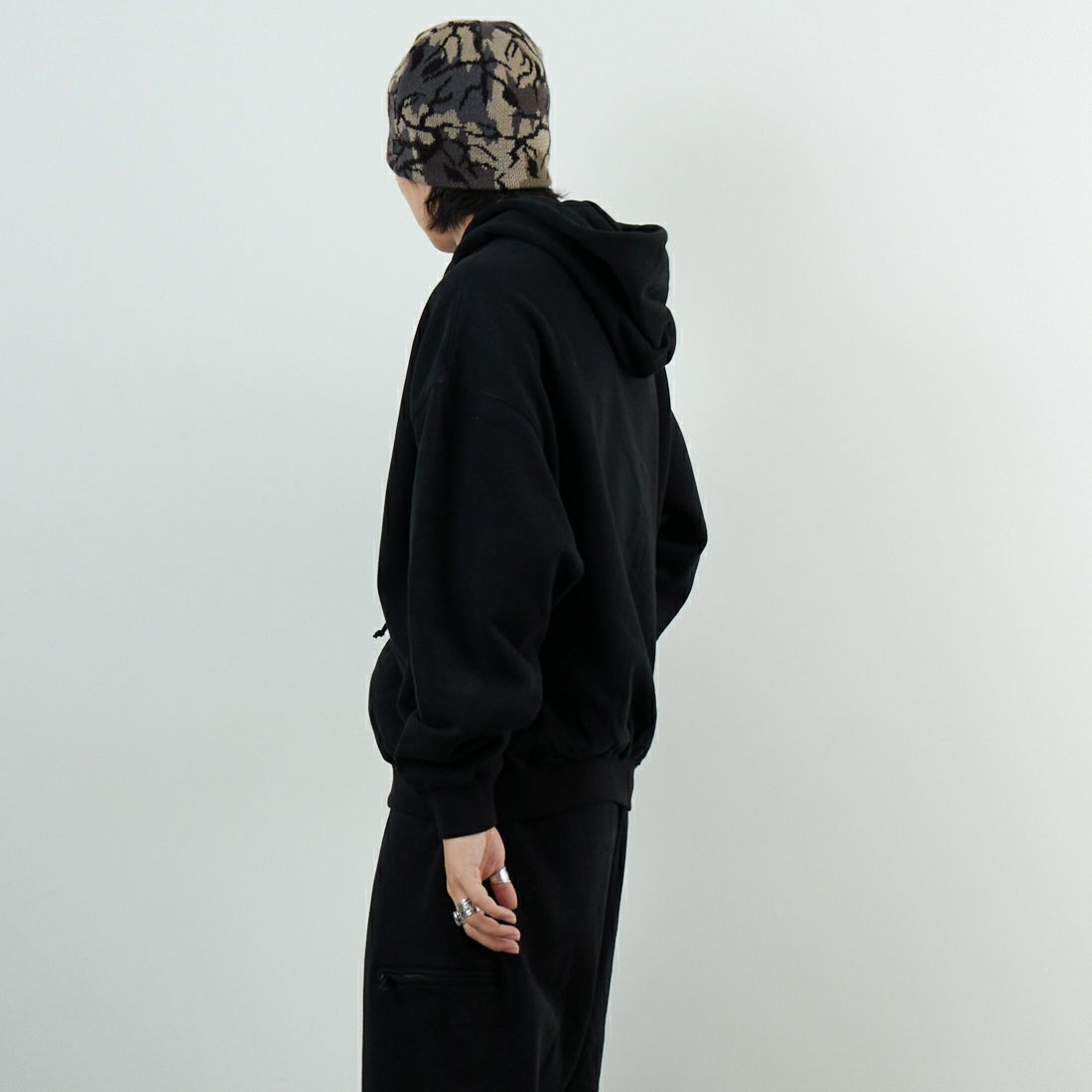 SEDAN ALL-PURPOSE [セダン オールパーパス] OGロゴフルジップフーディ [SD25F-CT06]BLACK &&モデル身長：179cm 着用サイズ：M&&