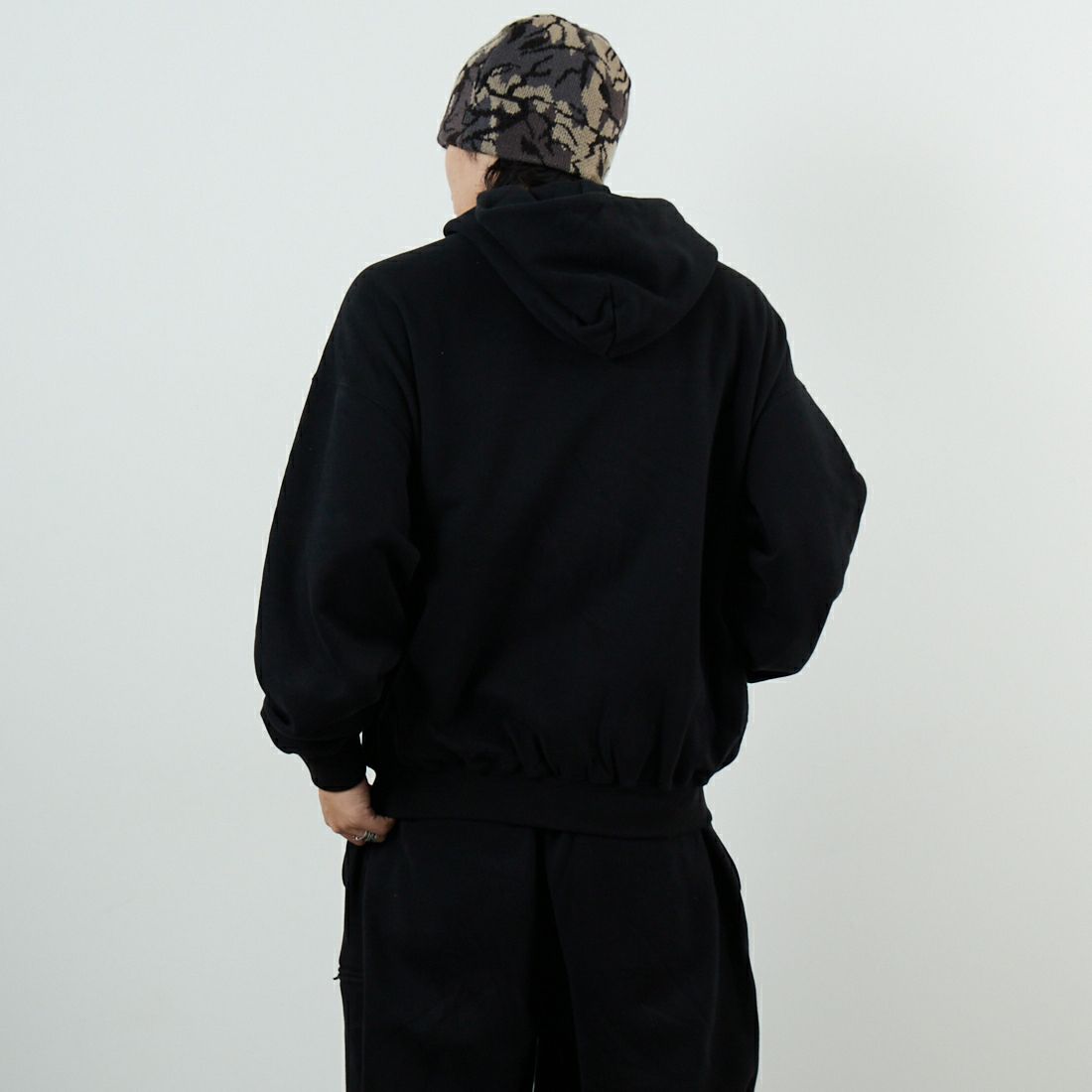 SEDAN ALL-PURPOSE [セダン オールパーパス] OGロゴフルジップフーディ [SD25F-CT06]BLACK &&モデル身長：179cm 着用サイズ：M&&
