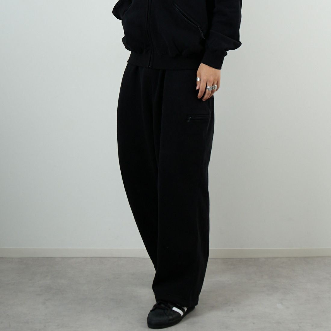 SEDAN ALL-PURPOSE [セダン オールパーパス] OGロゴワイドスウェットパンツ [SD25F-PT07] BLACK &&モデル身長：179cm 着用サイズ：XL&&