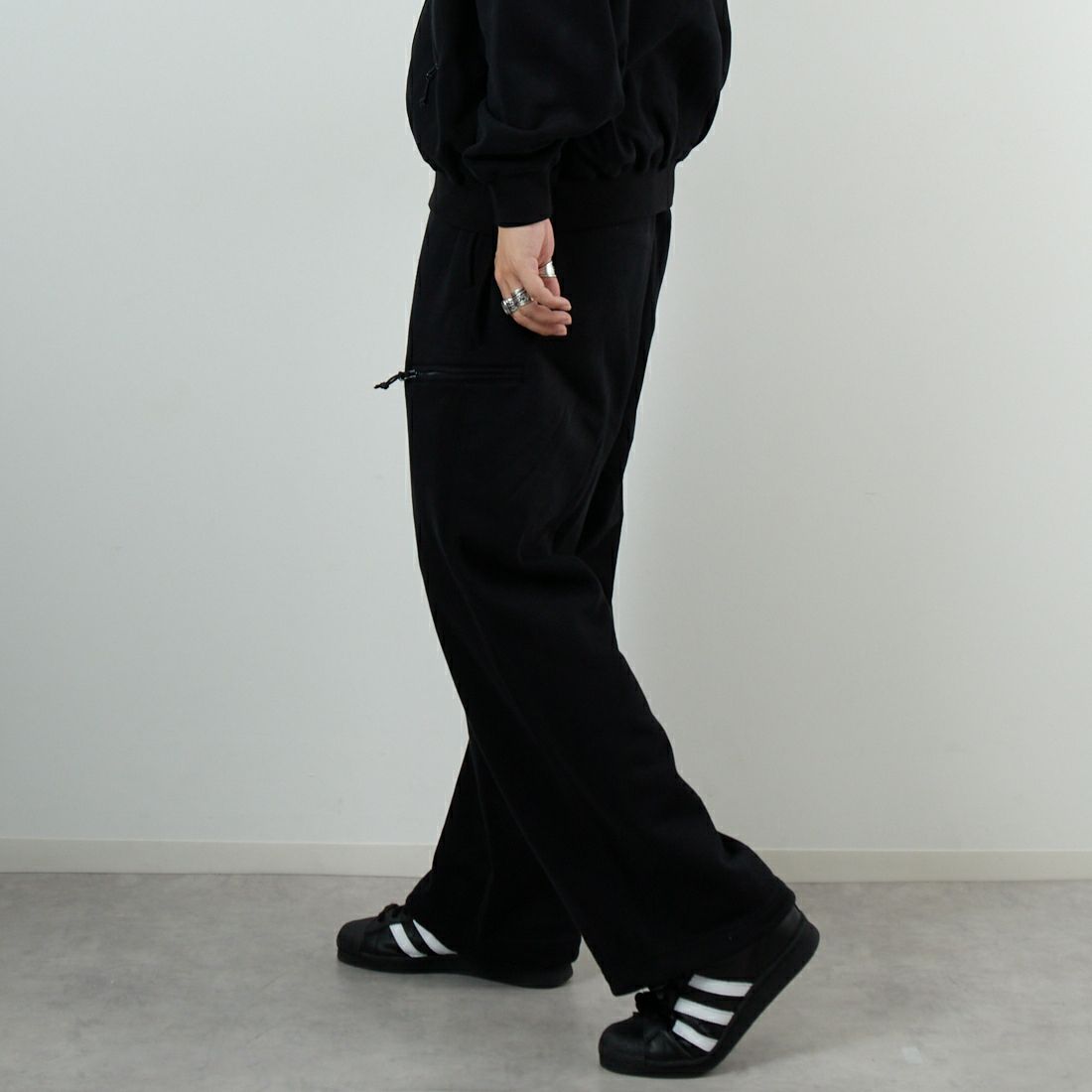 SEDAN ALL-PURPOSE [セダン オールパーパス] OGロゴワイドスウェットパンツ [SD25F-PT07] BLACK &&モデル身長：179cm 着用サイズ：XL&&