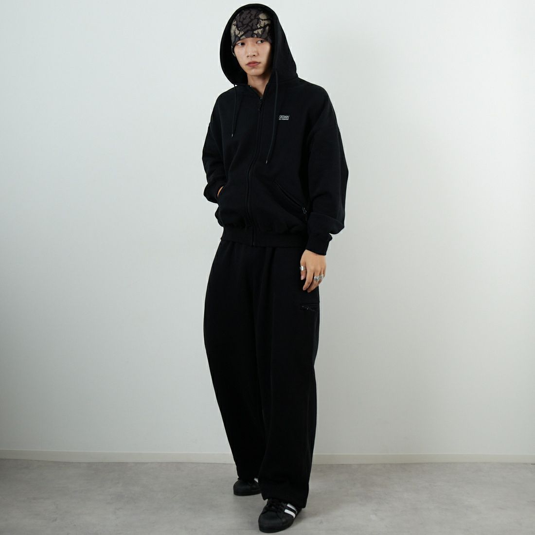 SEDAN ALL-PURPOSE [セダン オールパーパス] OGロゴワイドスウェットパンツ [SD25F-PT07] BLACK &&モデル身長：179cm 着用サイズ：XL&&