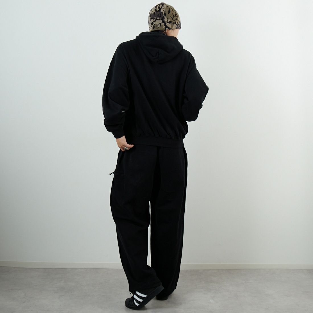 SEDAN ALL-PURPOSE [セダン オールパーパス] OGロゴワイドスウェットパンツ [SD25F-PT07] BLACK &&モデル身長：179cm 着用サイズ：XL&&