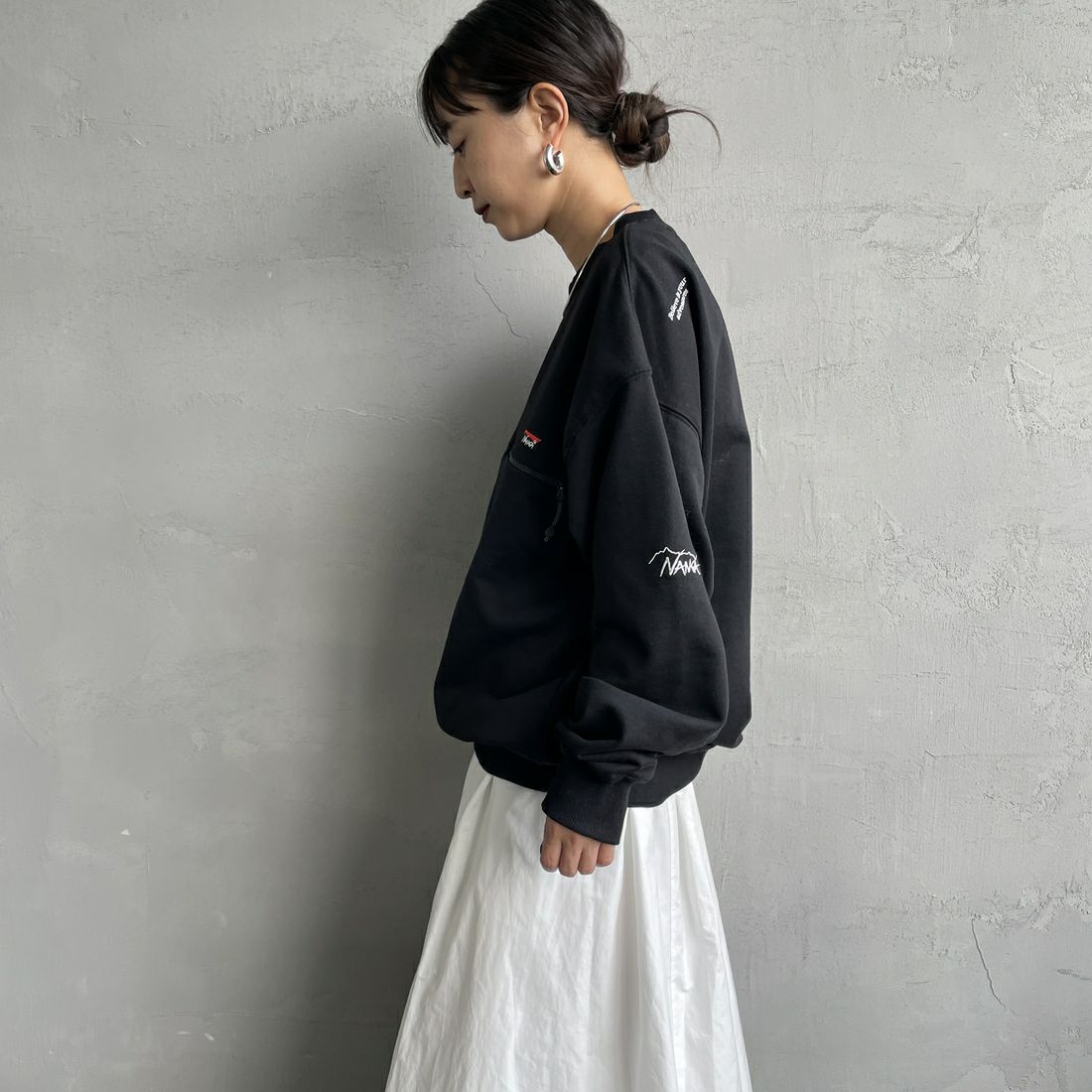 JEANSFACTORY × NANGA [ジーンズファクトリー × ナンガ] 別注 ワンポイントロゴ刺繍 ジップポケットスウェット [NW2503-JF] BLACK &&モデル身長：150cm 着用サイズ：S&&