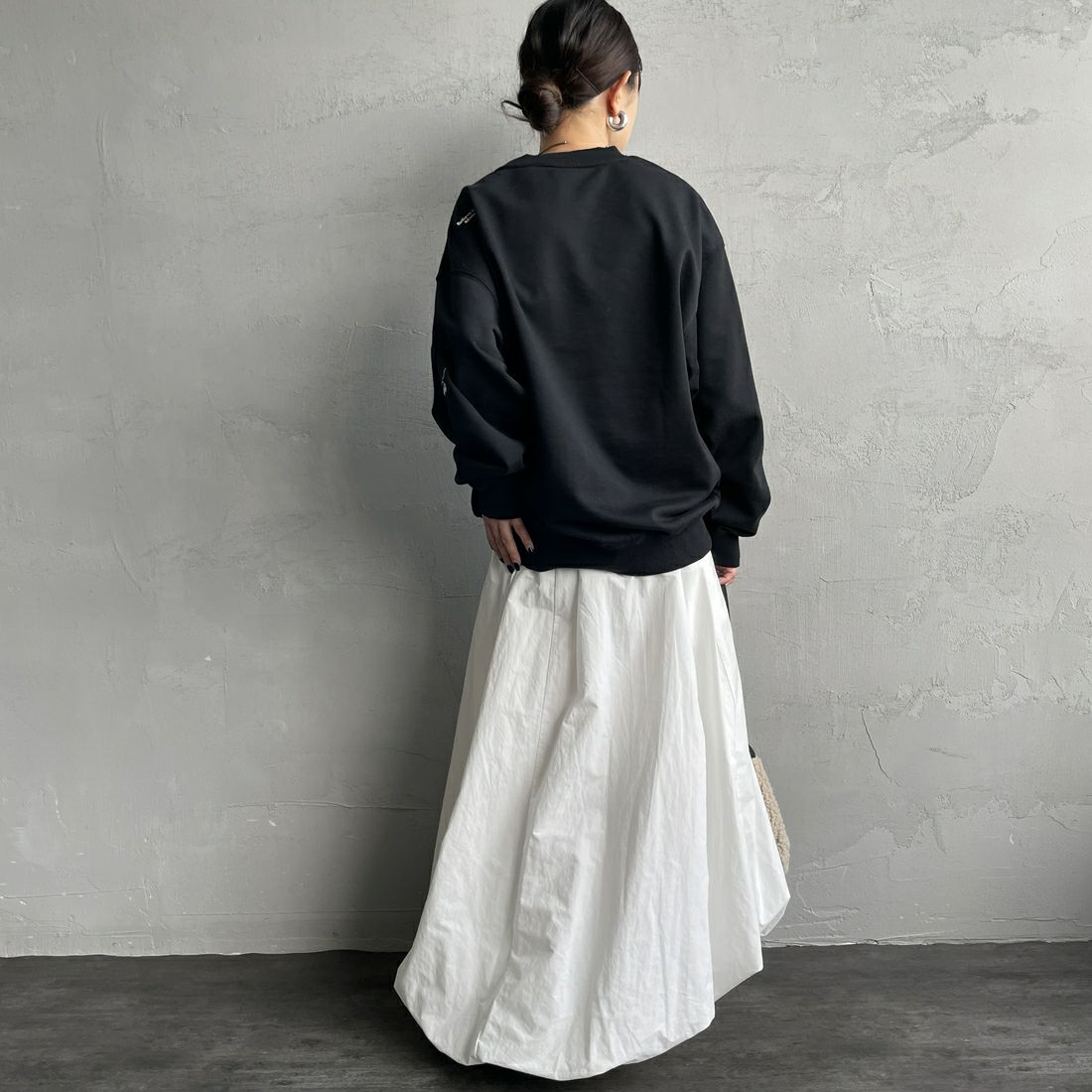 JEANSFACTORY × NANGA [ジーンズファクトリー × ナンガ] 別注 ワンポイントロゴ刺繍 ジップポケットスウェット [NW2503-JF] BLACK &&モデル身長：150cm 着用サイズ：S&&