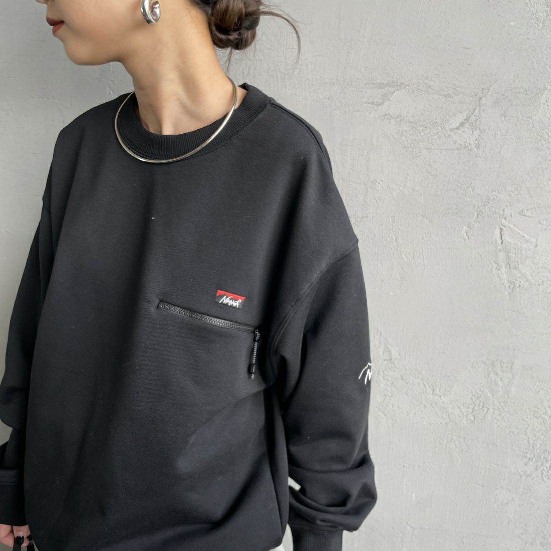 JEANSFACTORY × NANGA [ジーンズファクトリー × ナンガ] 別注 ワンポイントロゴ刺繍 ジップポケットスウェット [NW2503-JF] BLACK &&モデル身長：150cm 着用サイズ：S&&