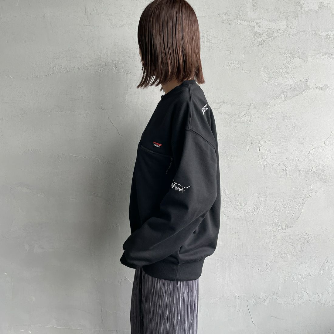 JEANSFACTORY × NANGA [ジーンズファクトリー × ナンガ] 別注 ワンポイントロゴ刺繍 ジップポケットスウェット [NW2503-JF] BLACK &&モデル身長：159cm 着用サイズ：S&&