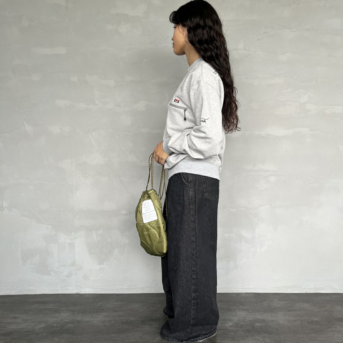 JEANSFACTORY × NANGA [ジーンズファクトリー × ナンガ] 別注 ワンポイントロゴ刺繍 ジップポケットスウェット [NW2503-JF] GRAY &&モデル身長：162cm 着用サイズ：S&&