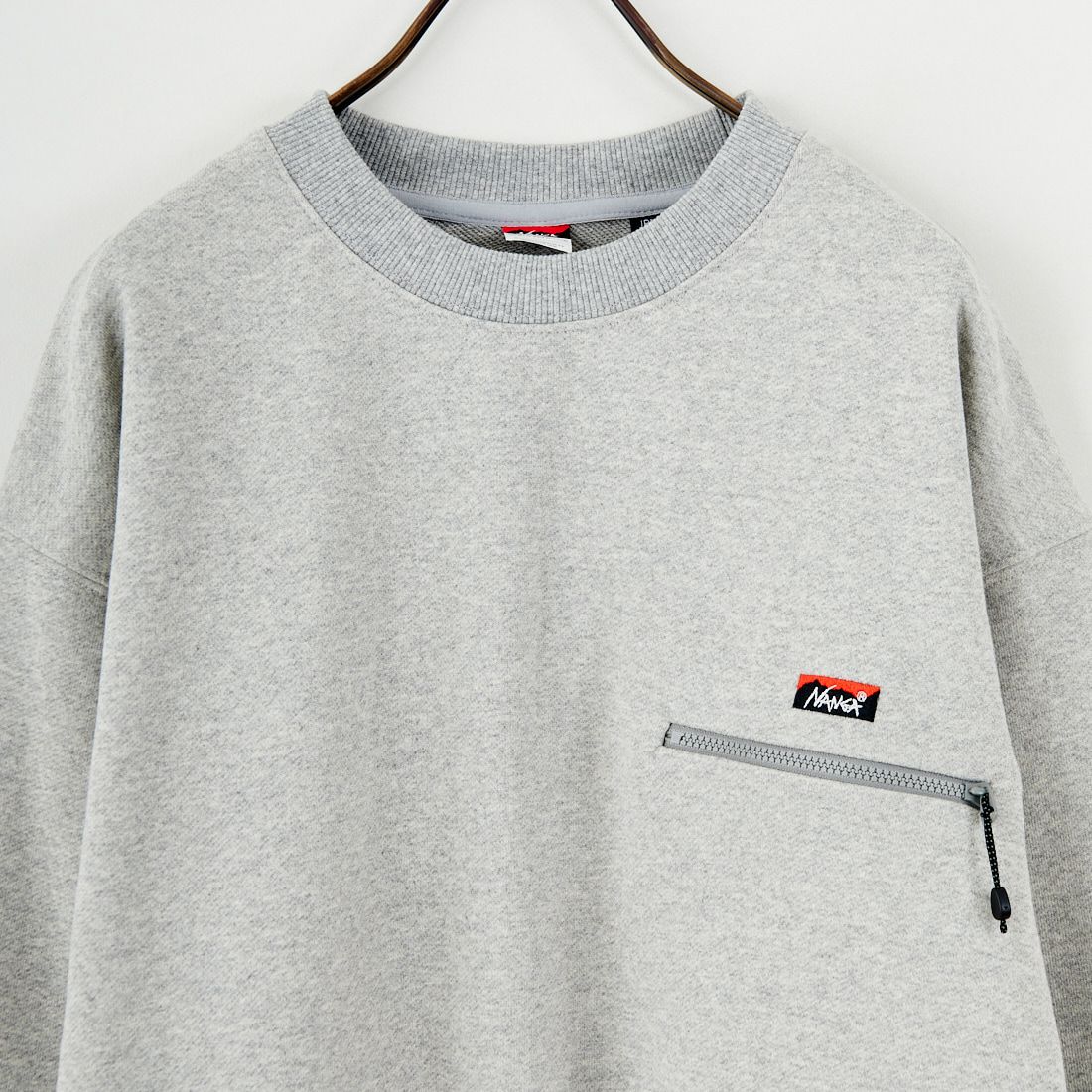 JEANSFACTORY × NANGA [ジーンズファクトリー × ナンガ] 別注 ワンポイントロゴ刺繍 ジップポケットスウェット [NW2503-JF] GRAY
