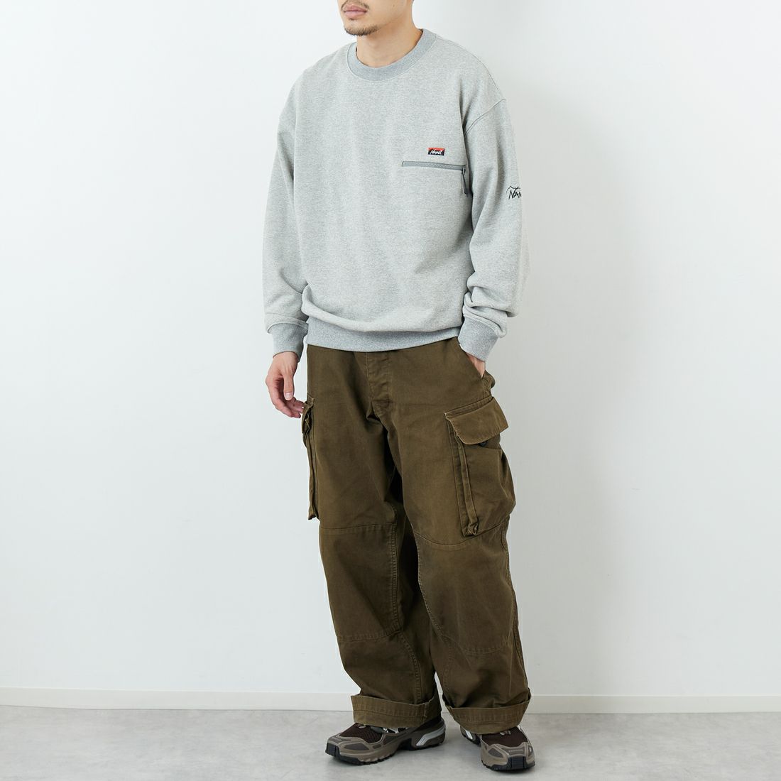 JEANSFACTORY × NANGA [ジーンズファクトリー × ナンガ] 別注 ワンポイントロゴ刺繍 ジップポケットスウェット [NW2503-JF] GRAY &&モデル身長：168cm 着用サイズ：M&&