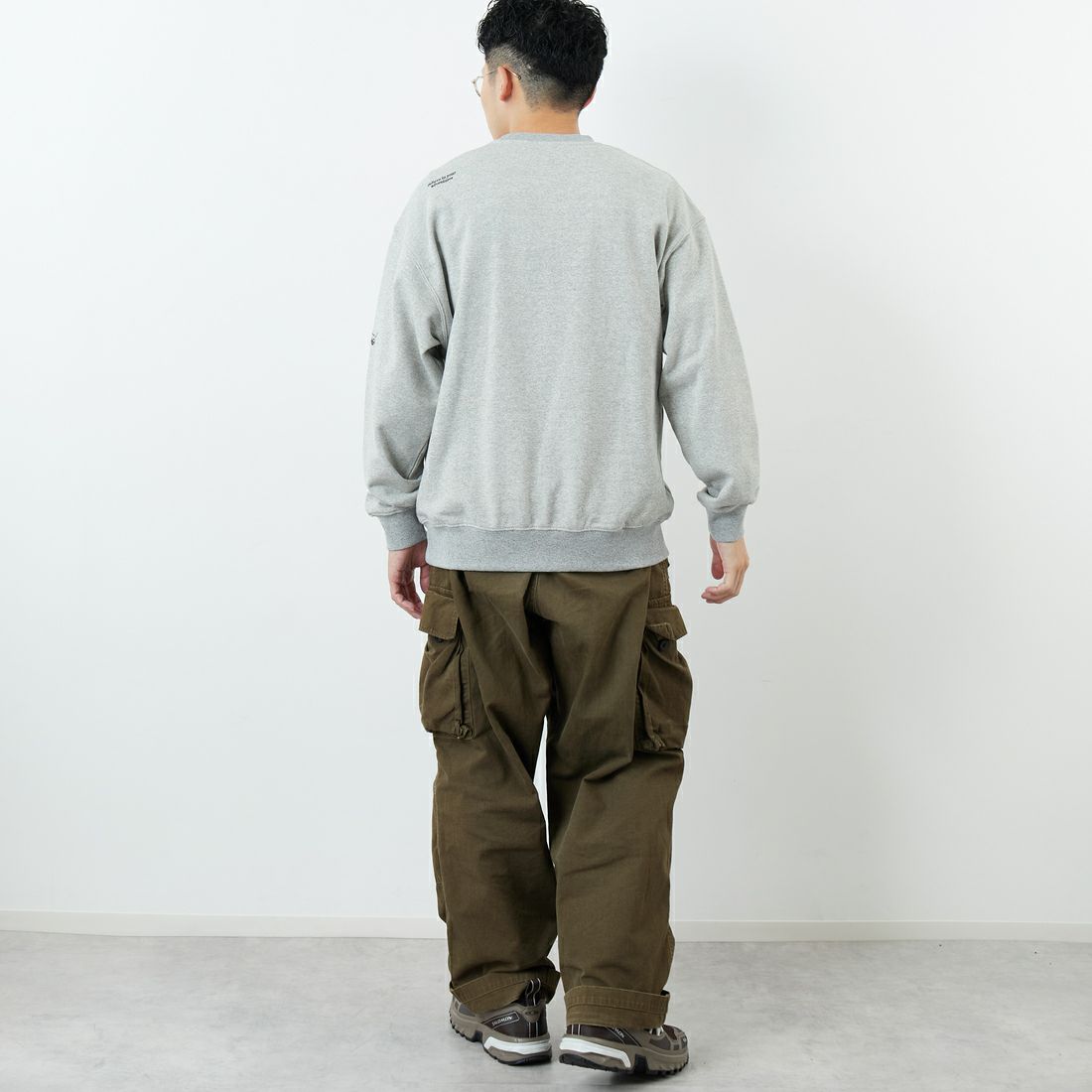 JEANSFACTORY × NANGA [ジーンズファクトリー × ナンガ] 別注 ワンポイントロゴ刺繍 ジップポケットスウェット [NW2503-JF] GRAY &&モデル身長：168cm 着用サイズ：M&&