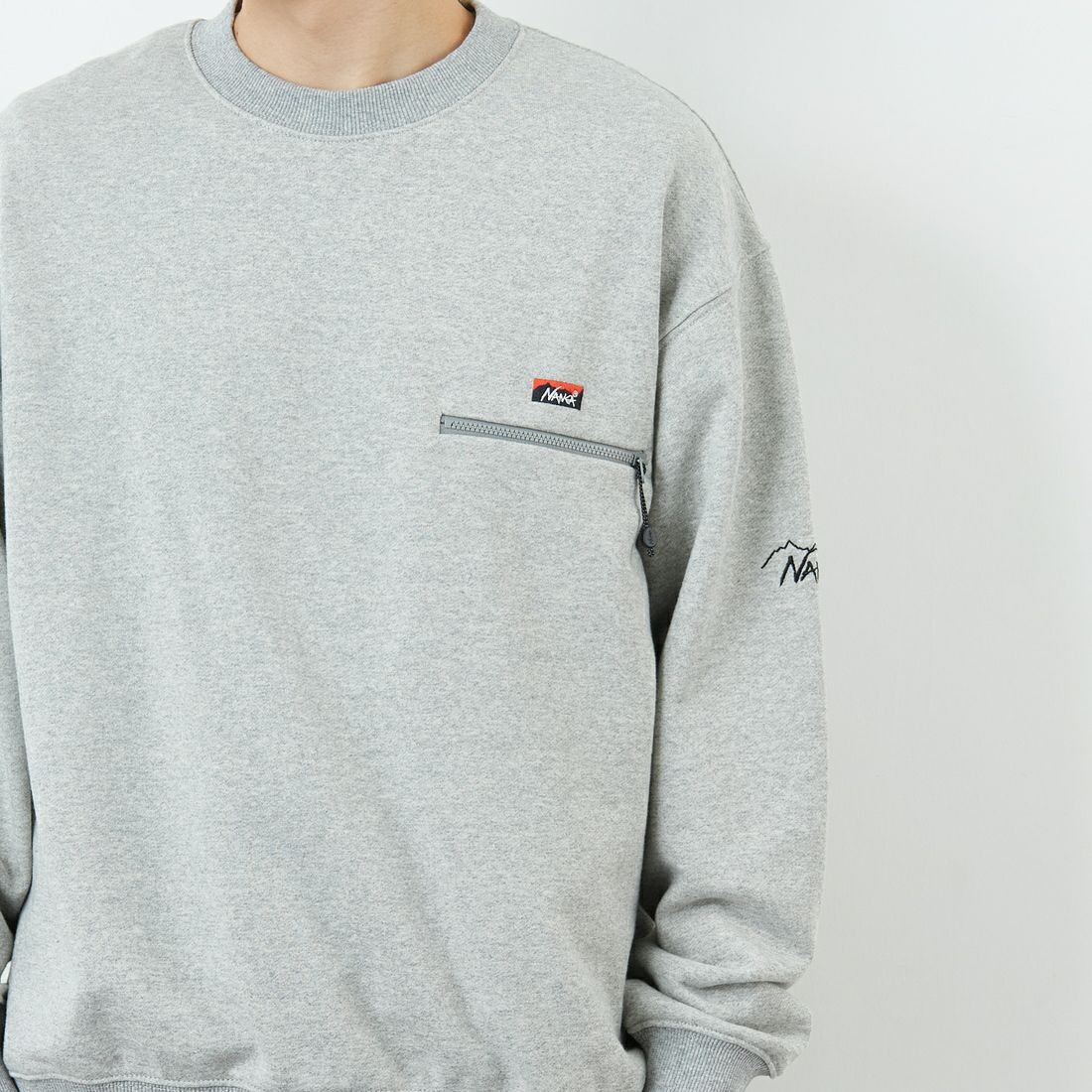 JEANSFACTORY × NANGA [ジーンズファクトリー × ナンガ] 別注 ワンポイントロゴ刺繍 ジップポケットスウェット [NW2503-JF] GRAY