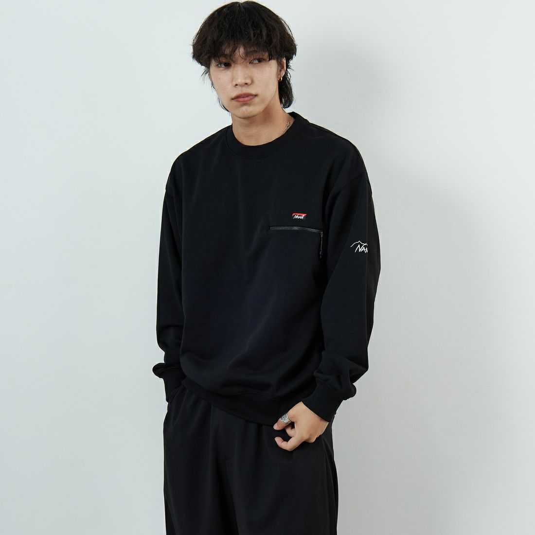 JEANSFACTORY × NANGA [ジーンズファクトリー × ナンガ] 別注 ワンポイントロゴ刺繍 ジップポケットスウェット [NW2503-JF] BLACK &&モデル身長：179cm 着用サイズ：L&&