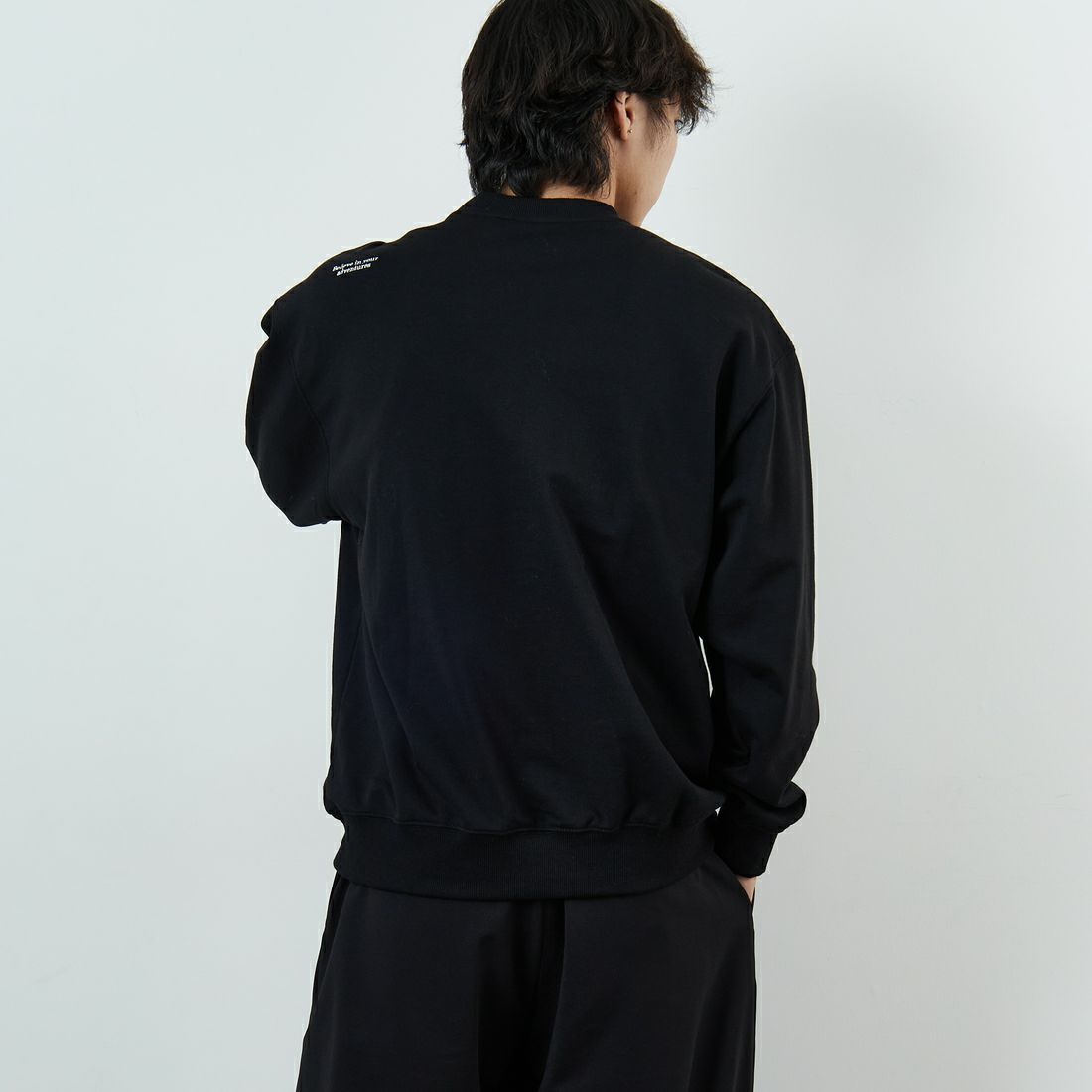 JEANSFACTORY × NANGA [ジーンズファクトリー × ナンガ] 別注 ワンポイントロゴ刺繍 ジップポケットスウェット [NW2503-JF] BLACK &&モデル身長：179cm 着用サイズ：L&&