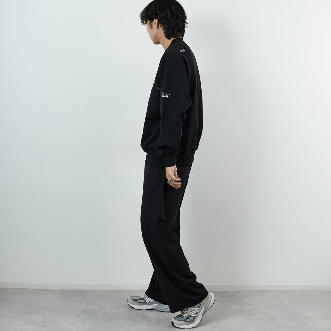 JEANSFACTORY × NANGA [ジーンズファクトリー × ナンガ] 別注 ワンポイントロゴ刺繍 ジップポケットスウェット [NW2503-JF] BLACK &&モデル身長：179cm 着用サイズ：L&&