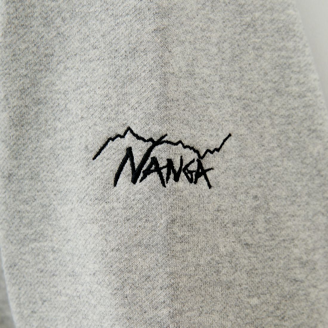 JEANSFACTORY × NANGA [ジーンズファクトリー × ナンガ] 別注 ワンポイントロゴ刺繍 ジップポケットスウェット [NW2503-JF] GRAY