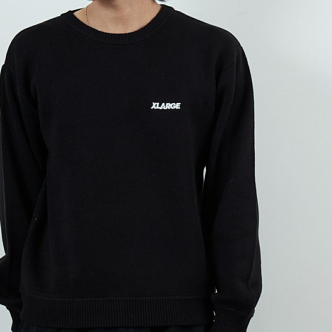 XLARGE [エクストララージ] スランテッドOGニットセーター [101254015002] BLACK &&モデル身長：179cm 着用サイズ：M&&