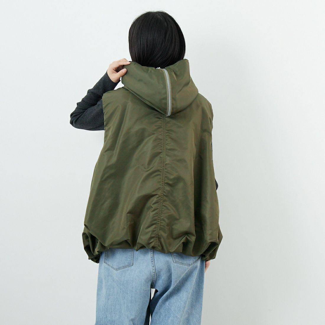 Munich [ミューニック] ナイロンツイルドッキングベスト [MN252B44] 047 KHK &&モデル身長：162cm 着用サイズ：ONE SIZE&&