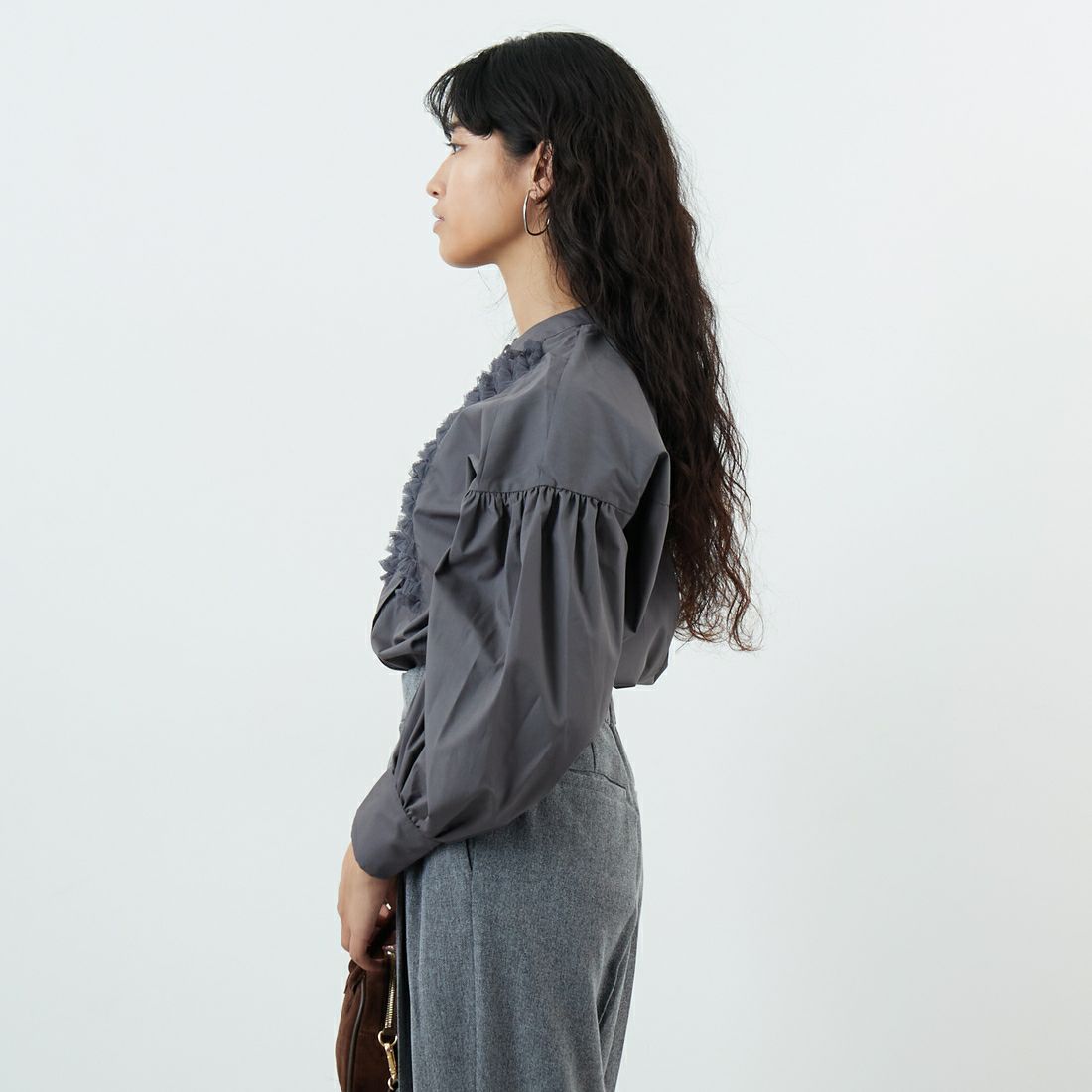 TORRAZZO DONNA [トラッゾドンナ] チュールフリルブラウス [6262-457] 15 CHARCOA &&モデル身長：162cm 着用サイズ：F&&