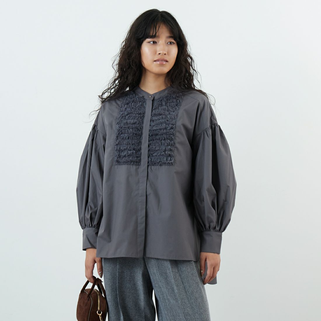 TORRAZZO DONNA [トラッゾドンナ] チュールフリルブラウス [6262-457] 15 CHARCOA &&モデル身長：162cm 着用サイズ：F&&