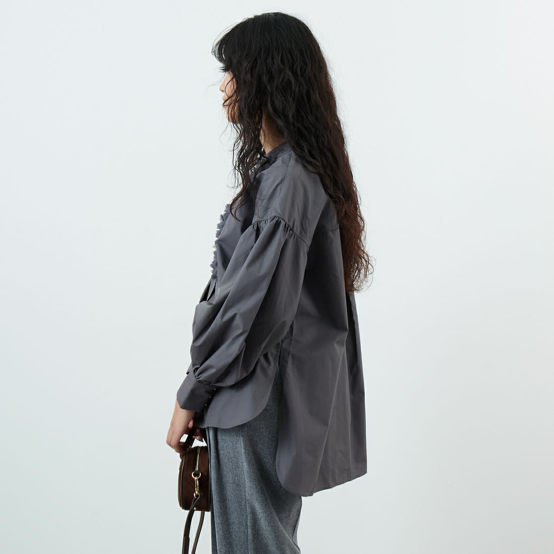 TORRAZZO DONNA [トラッゾドンナ] チュールフリルブラウス [6262-457] 15 CHARCOA &&モデル身長：162cm 着用サイズ：F&&