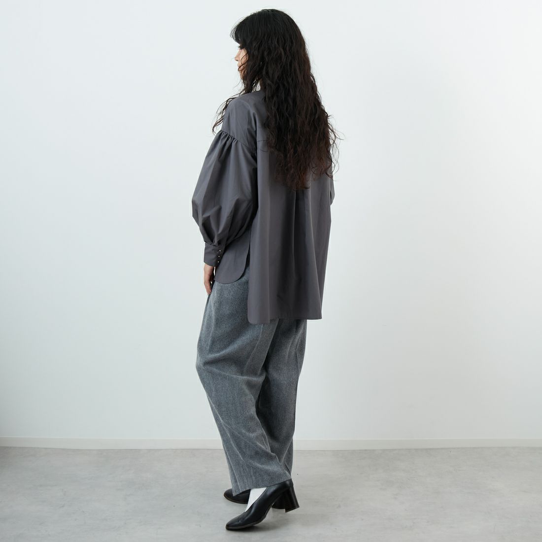 TORRAZZO DONNA [トラッゾドンナ] チュールフリルブラウス [6262-457] 15 CHARCOA &&モデル身長：162cm 着用サイズ：F&&