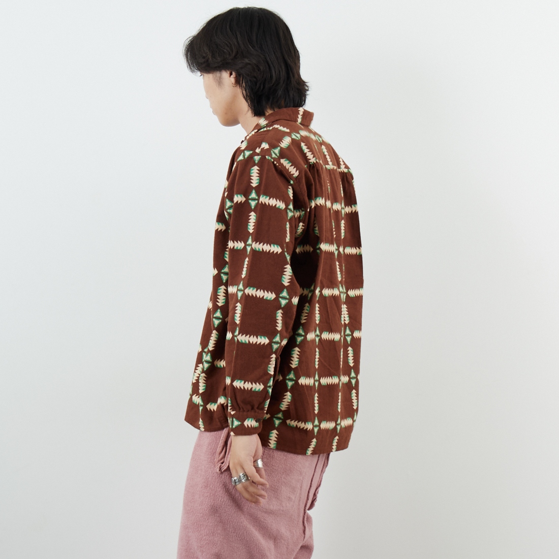 BOW WOW [バウワウ] ナバホプリントフランネルシャツ [BW252-NPFS] BROWN &&モデル身長：179cm 着用サイズ：M&&