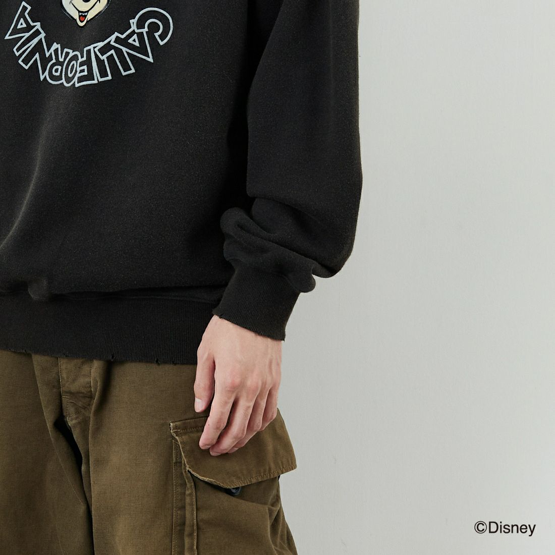 Jeans Factory Clothes [ジーンズファクトリークローズ] キャラダメージスウェット / MICKEY MOUSE [JFC-254-095] MICKEY &&モデル身長：168cm 着用サイズ：M&&