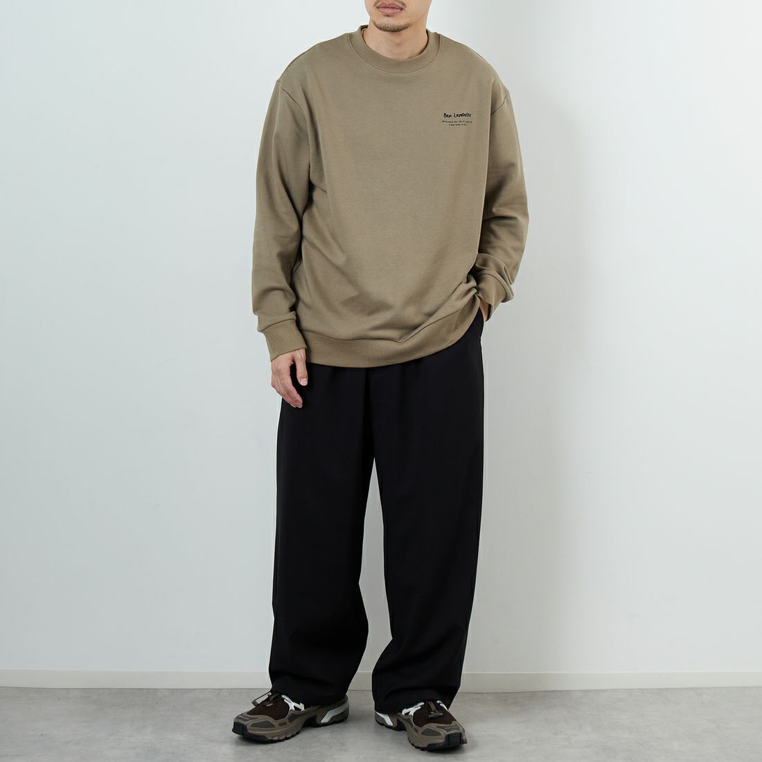 Ben Lenovitz [ベン レノビッツ] 別注 ドッグバックプリントスウェット [BL25F-002IN-JF] BEIGE &&モデル身長：168cm 着用サイズ：M&&