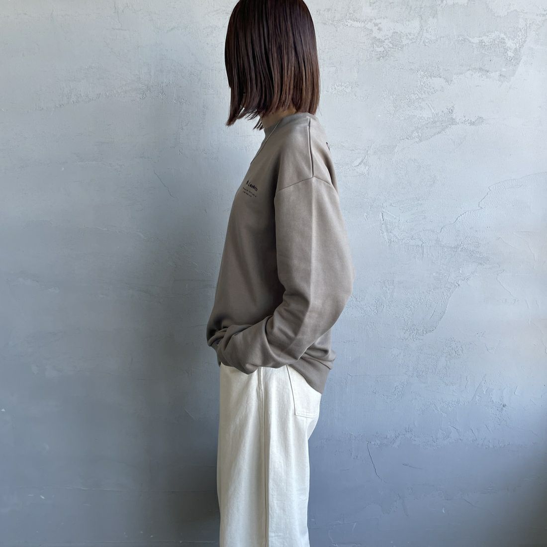 Ben Lenovitz [ベン レノビッツ] 別注 ドッグバックプリントスウェット [BL25F-002IN-JF] BEIGE &&モデル身長：159cm 着用サイズ：S&&