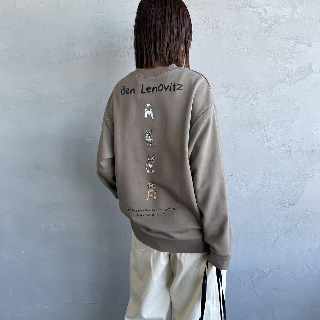Ben Lenovitz [ベン レノビッツ] 別注 ドッグバックプリントスウェット [BL25F-002IN-JF] BEIGE &&モデル身長：159cm 着用サイズ：S&&