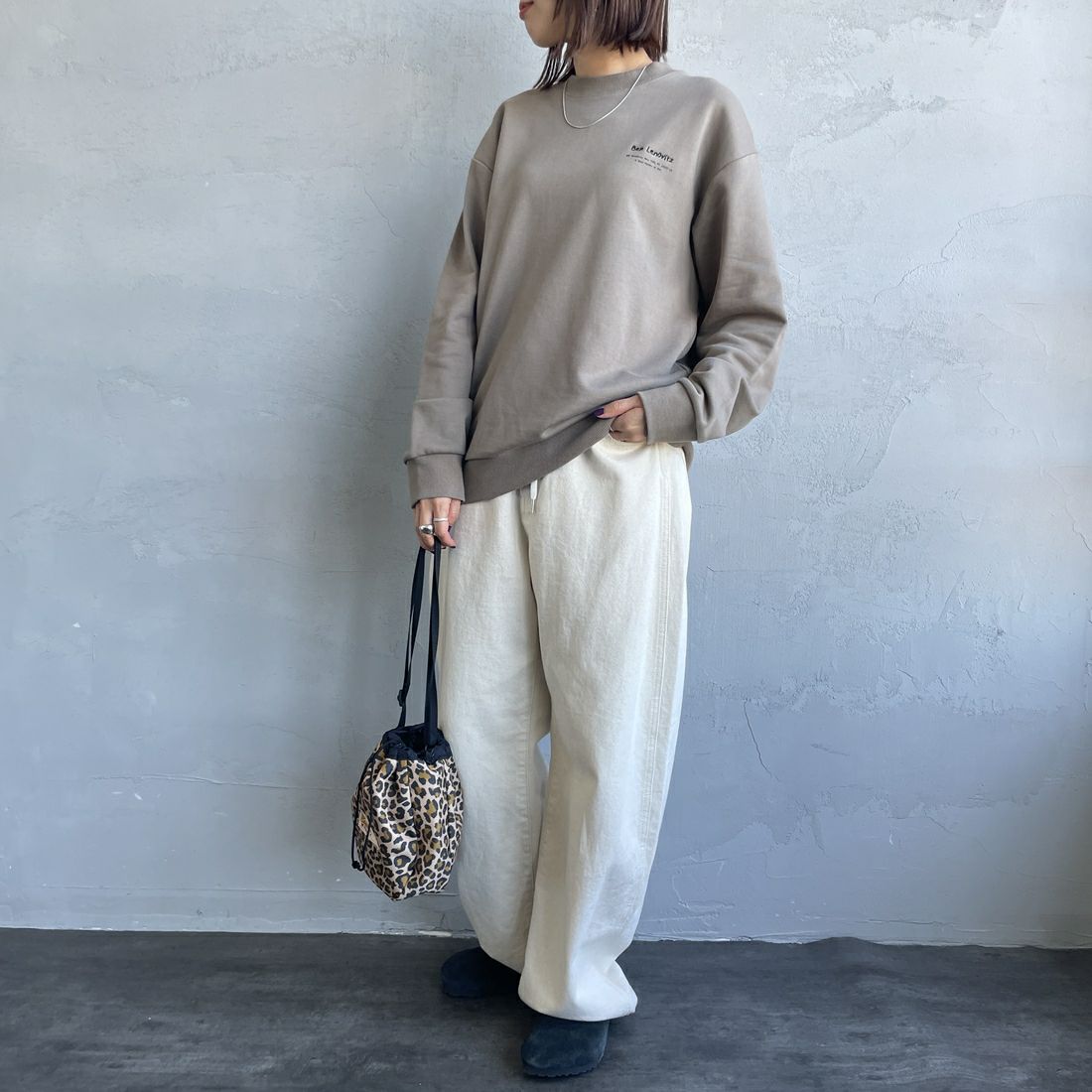 Ben Lenovitz [ベン レノビッツ] 別注 ドッグバックプリントスウェット [BL25F-002IN-JF] BEIGE &&モデル身長：159cm 着用サイズ：S&&