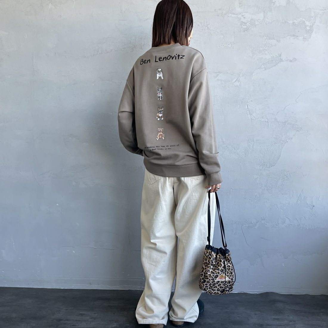 Ben Lenovitz [ベン レノビッツ] 別注 ドッグバックプリントスウェット [BL25F-002IN-JF] BEIGE &&モデル身長：159cm 着用サイズ：S&&