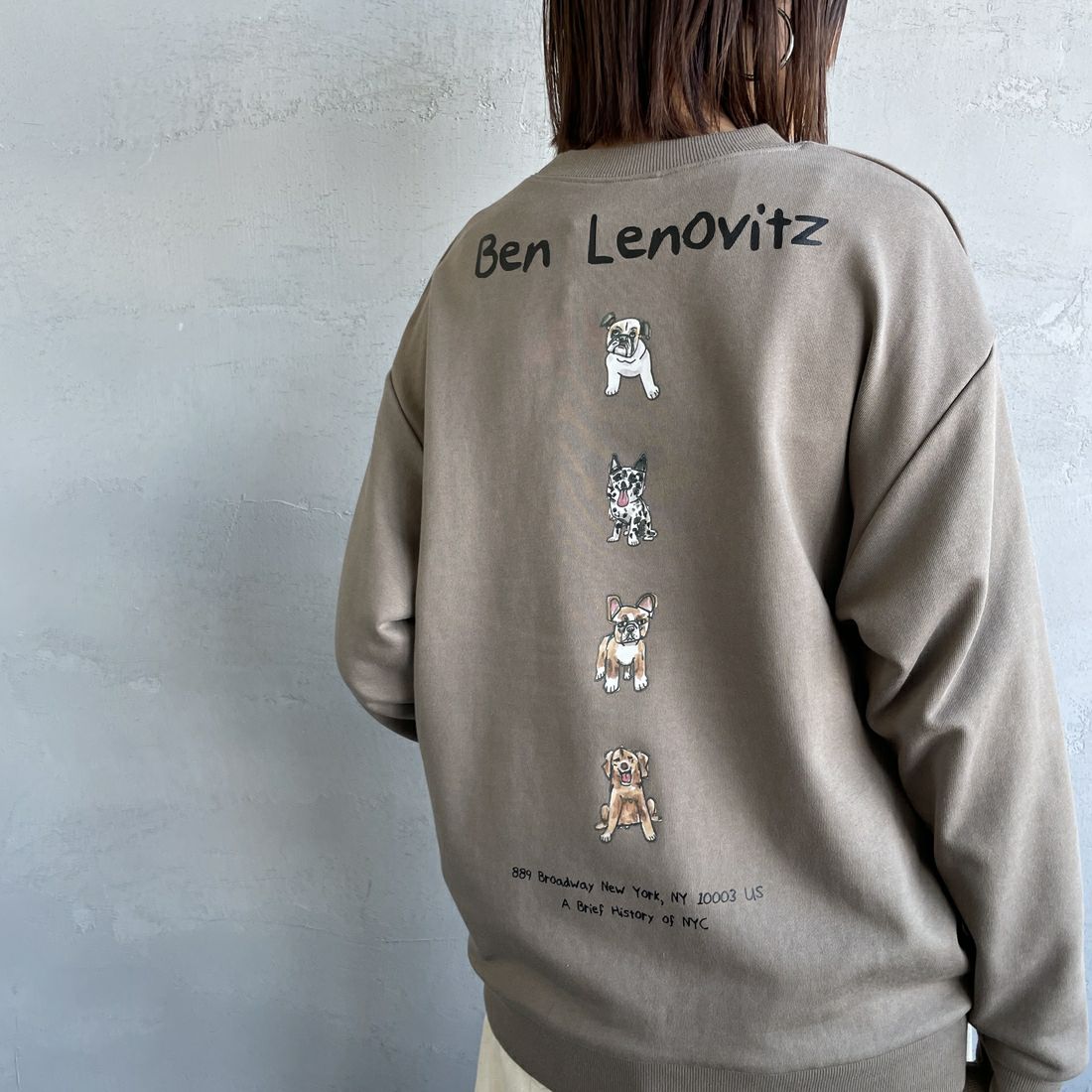 Ben Lenovitz [ベン レノビッツ] 別注 ドッグバックプリントスウェット [BL25F-002IN-JF] BEIGE &&モデル身長：159cm 着用サイズ：S&&