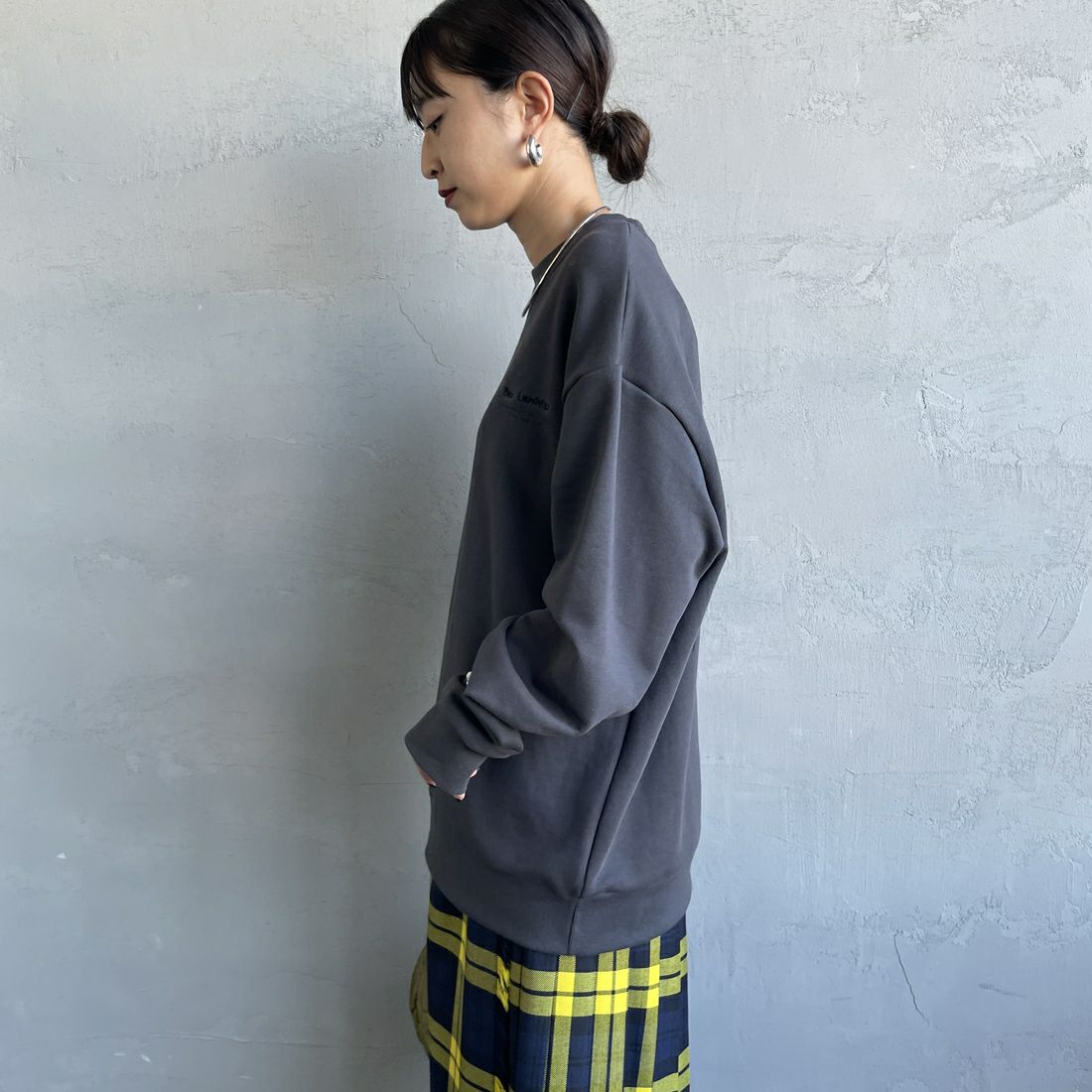 Ben Lenovitz [ベン レノビッツ] 別注 ドッグバックプリントスウェット [BL25F-003IN-JF] CHARCOAL &&モデル身長：150cm 着用サイズ：S&&