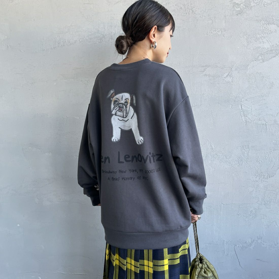 Ben Lenovitz [ベン レノビッツ] 別注 ドッグバックプリントスウェット [BL25F-003IN-JF] CHARCOAL &&モデル身長：150cm 着用サイズ：S&&