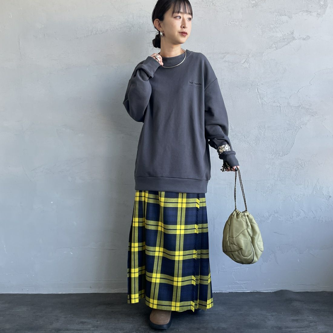 Ben Lenovitz [ベン レノビッツ] 別注 ドッグバックプリントスウェット [BL25F-003IN-JF] CHARCOAL &&モデル身長：150cm 着用サイズ：S&&