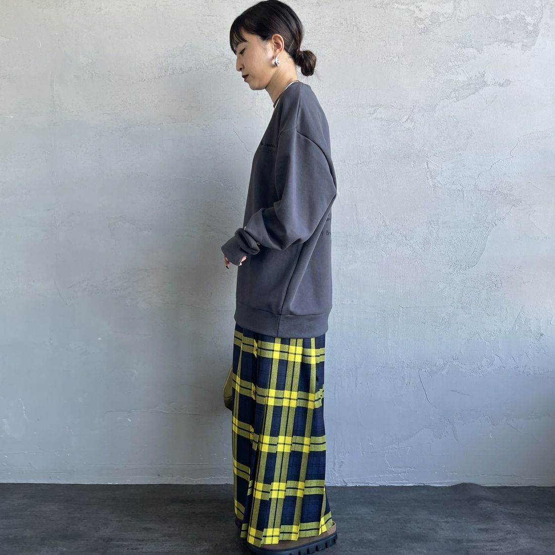 Ben Lenovitz [ベン レノビッツ] 別注 ドッグバックプリントスウェット [BL25F-003IN-JF] CHARCOAL &&モデル身長：150cm 着用サイズ：S&&