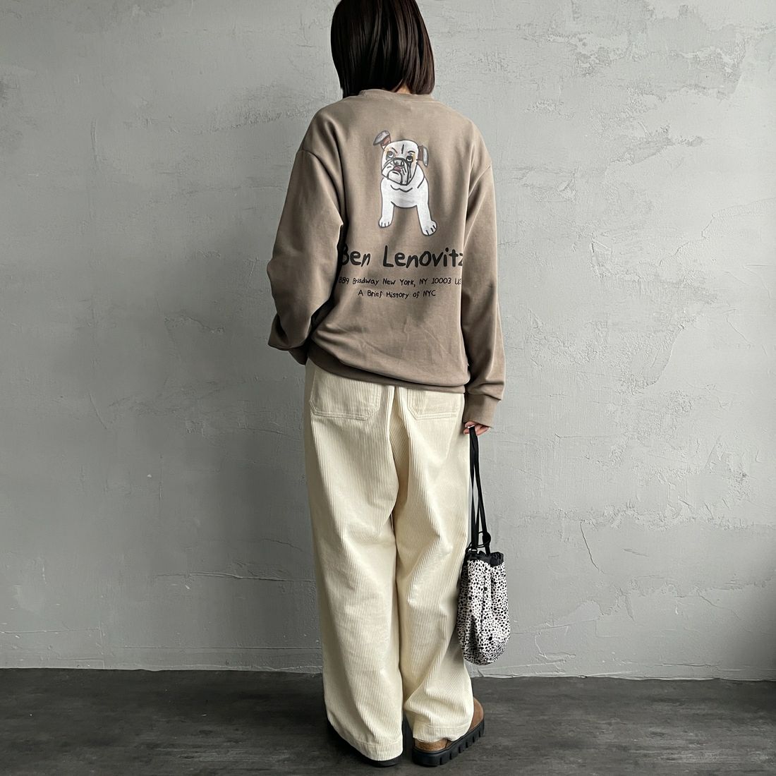 Ben Lenovitz [ベン レノビッツ] 別注 ドッグバックプリントスウェット [BL25F-003IN-JF] BEIGE &&モデル身長：159cm 着用サイズ：S&&