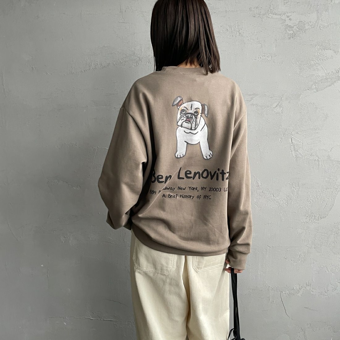 Ben Lenovitz [ベン レノビッツ] 別注 ドッグバックプリントスウェット [BL25F-003IN-JF] BEIGE &&モデル身長：159cm 着用サイズ：S&&