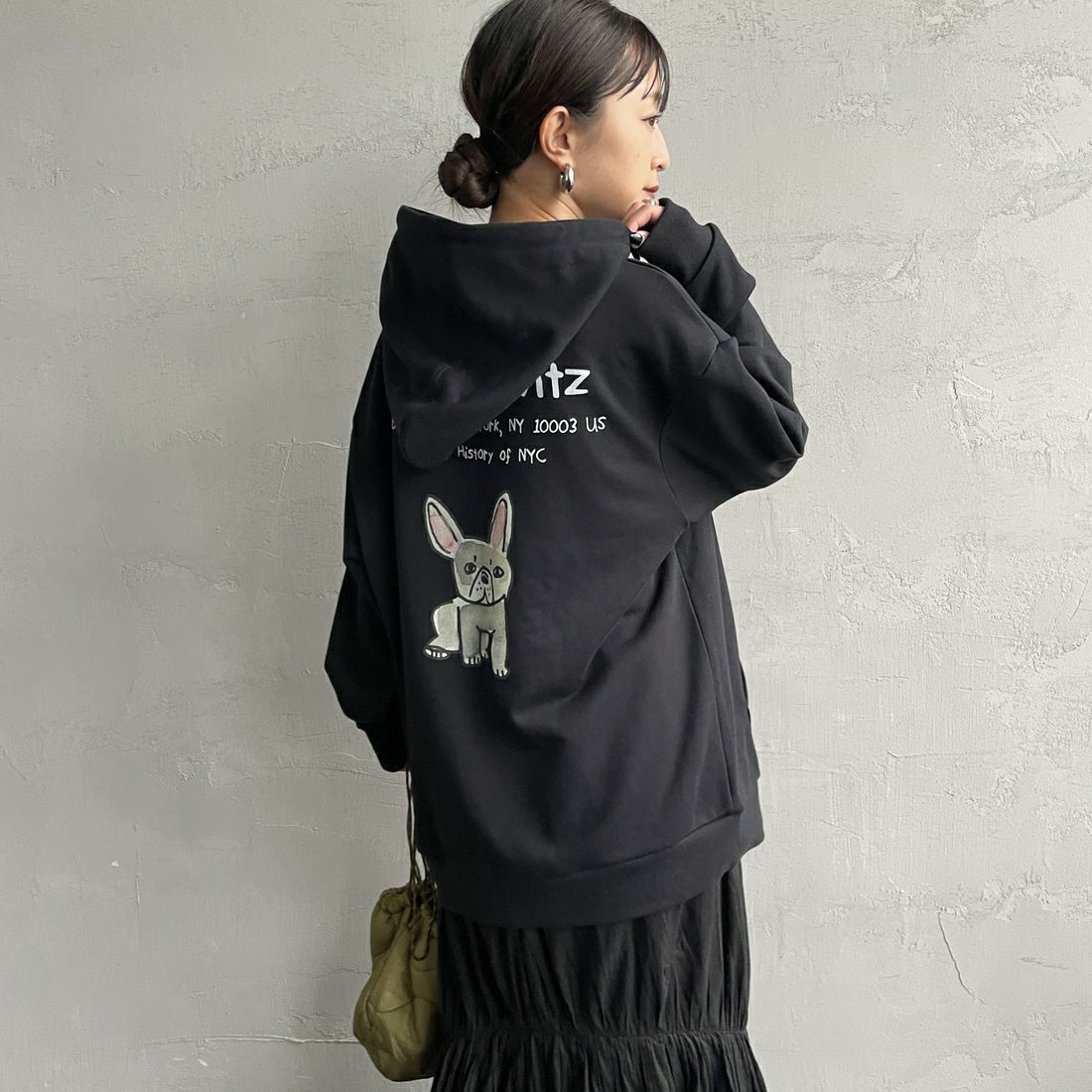 Ben Lenovitz [ベン レノビッツ] 別注 ドッグバックプリントスウェットパーカー [BL25F-004IN-JF] BLACK &&モデル身長：150cm 着用サイズ：S&&