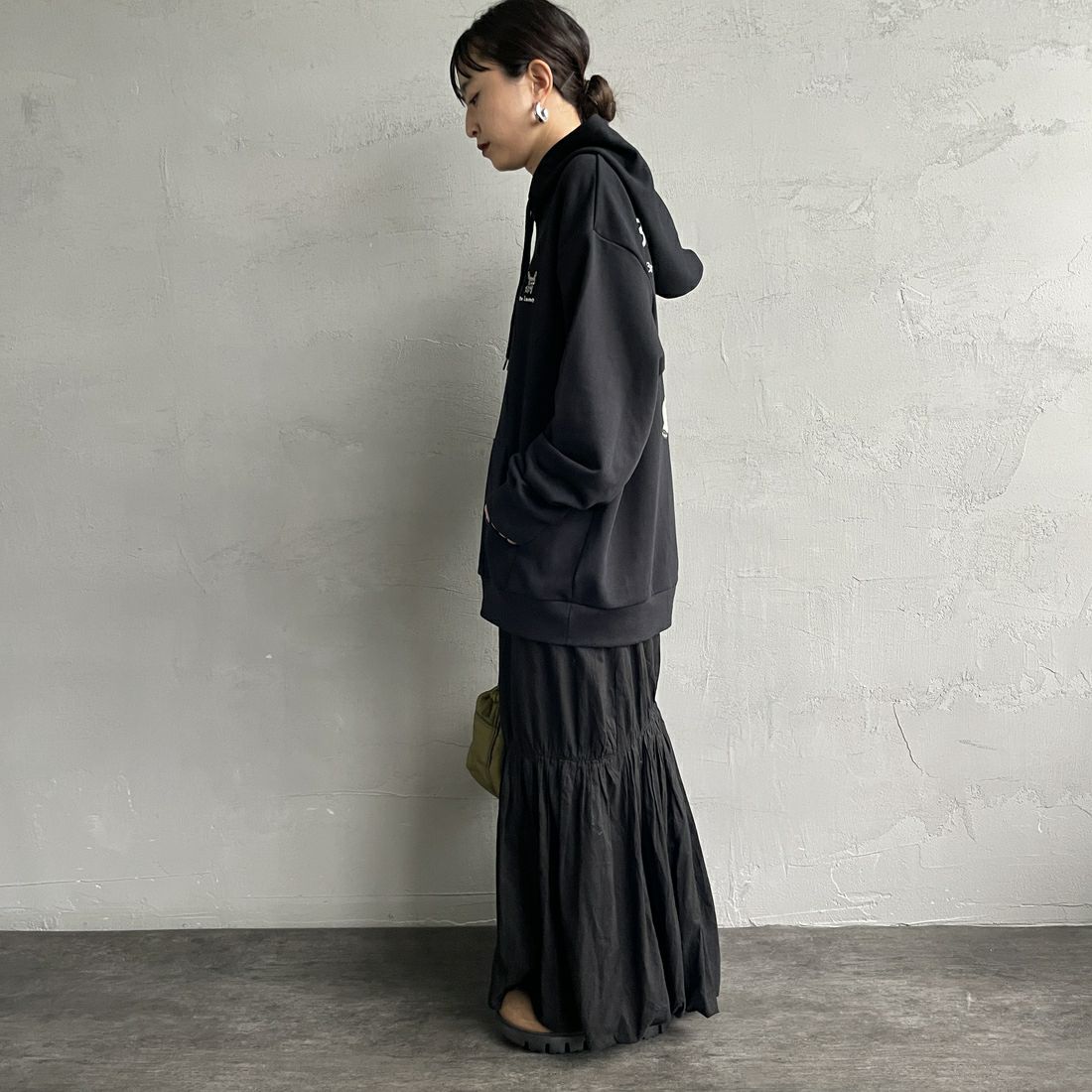 Ben Lenovitz [ベン レノビッツ] 別注 ドッグバックプリントスウェットパーカー [BL25F-004IN-JF] BLACK &&モデル身長：150cm 着用サイズ：S&&