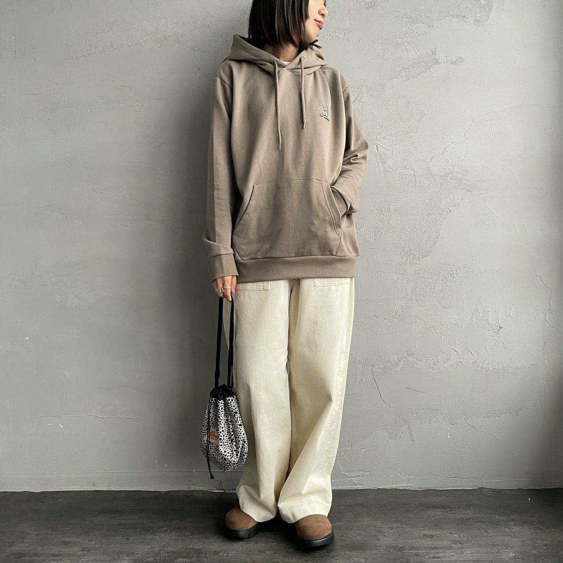 Ben Lenovitz [ベン レノビッツ] 別注 ドッグバックプリントスウェットパーカー [BL25F-004IN-JF] BEIGE &&モデル身長：159cm 着用サイズ：S&&