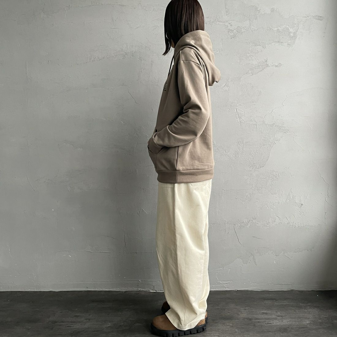 Ben Lenovitz [ベン レノビッツ] 別注 ドッグバックプリントスウェットパーカー [BL25F-004IN-JF] BEIGE &&モデル身長：159cm 着用サイズ：S&&