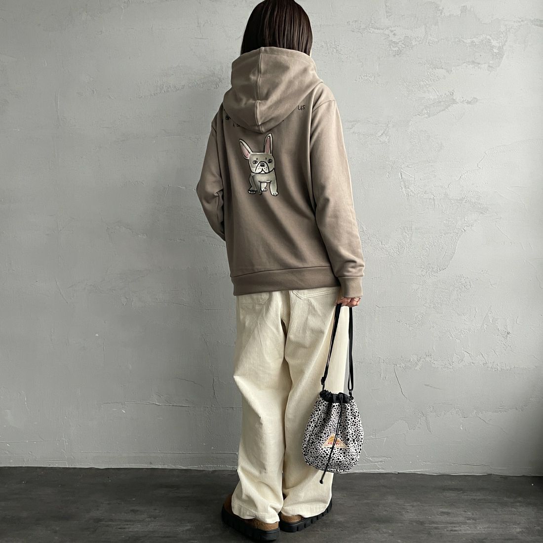 Ben Lenovitz [ベン レノビッツ] 別注 ドッグバックプリントスウェットパーカー [BL25F-004IN-JF] BEIGE &&モデル身長：159cm 着用サイズ：S&&