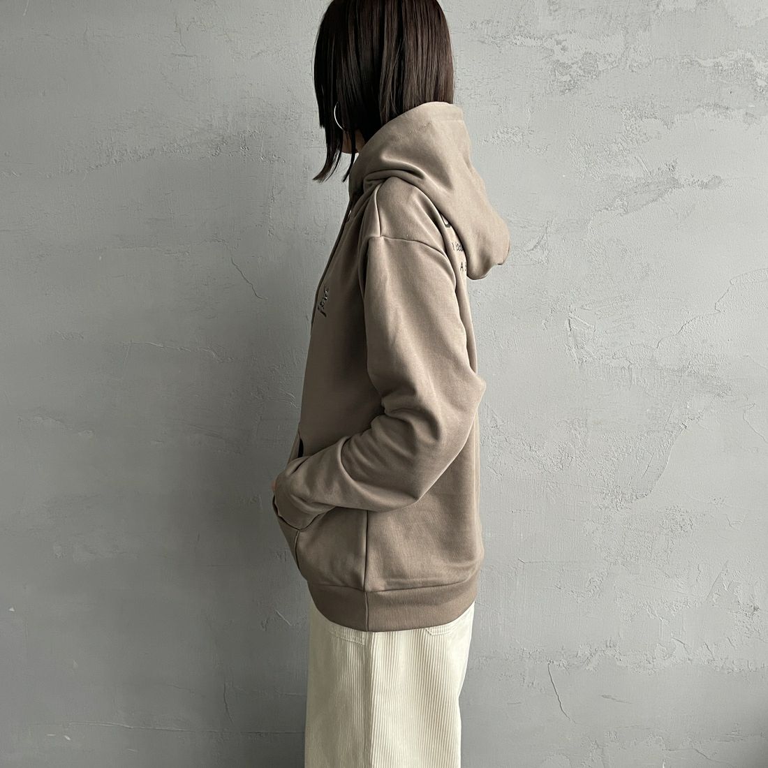 Ben Lenovitz [ベン レノビッツ] 別注 ドッグバックプリントスウェットパーカー [BL25F-004IN-JF] BEIGE &&モデル身長：159cm 着用サイズ：S&&